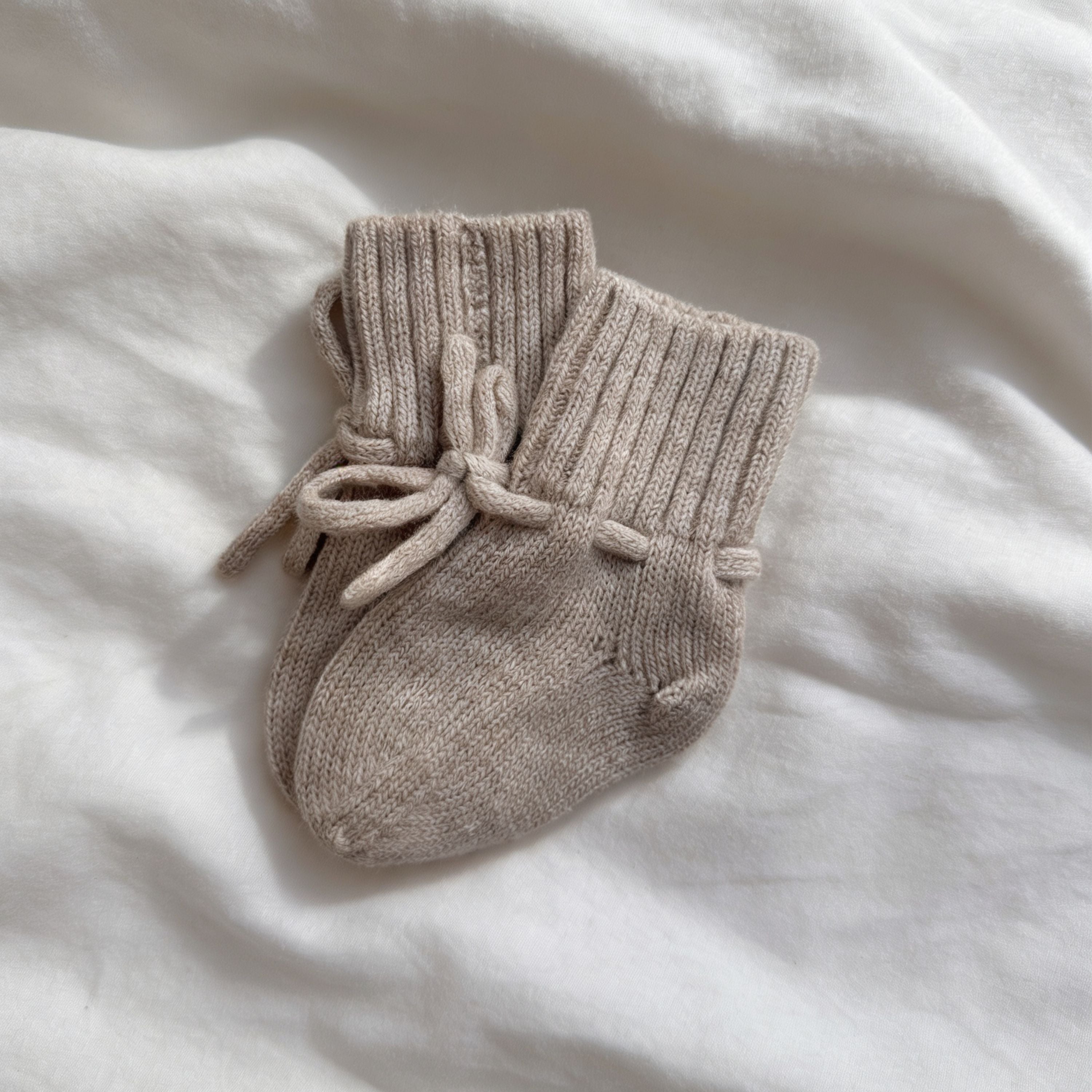 BABYSCHUHE IN SAND