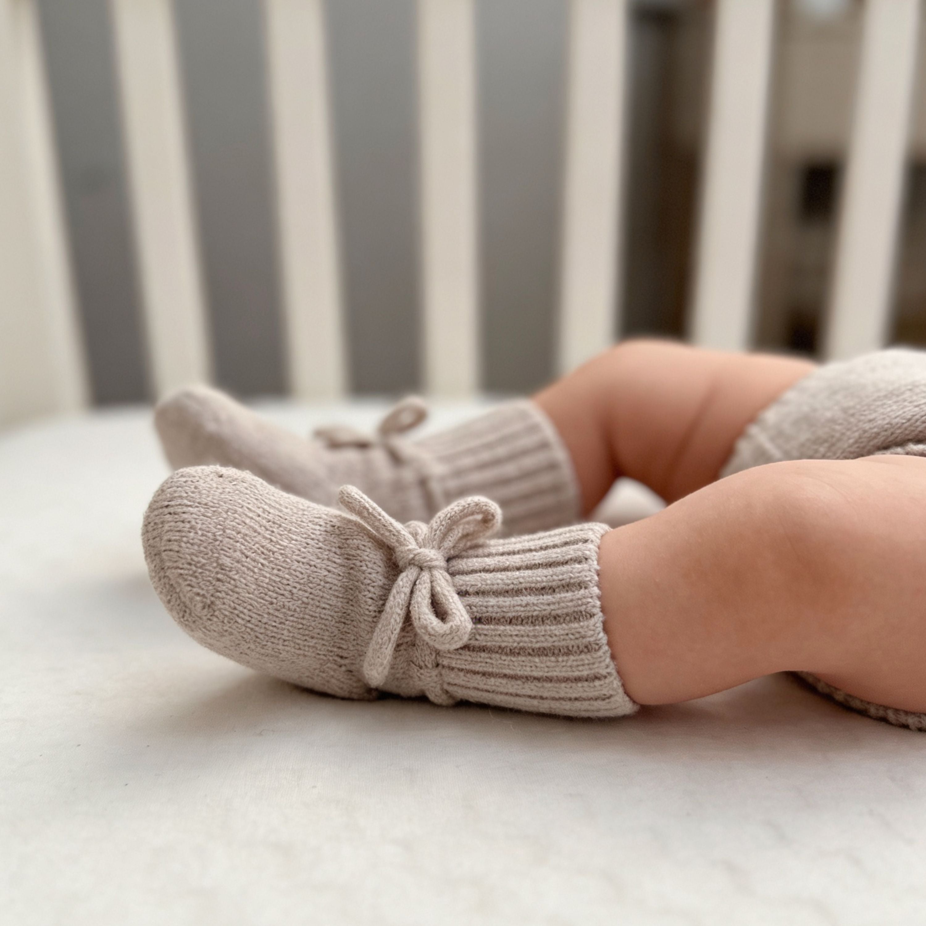 BABYSCHUHE IN SAND