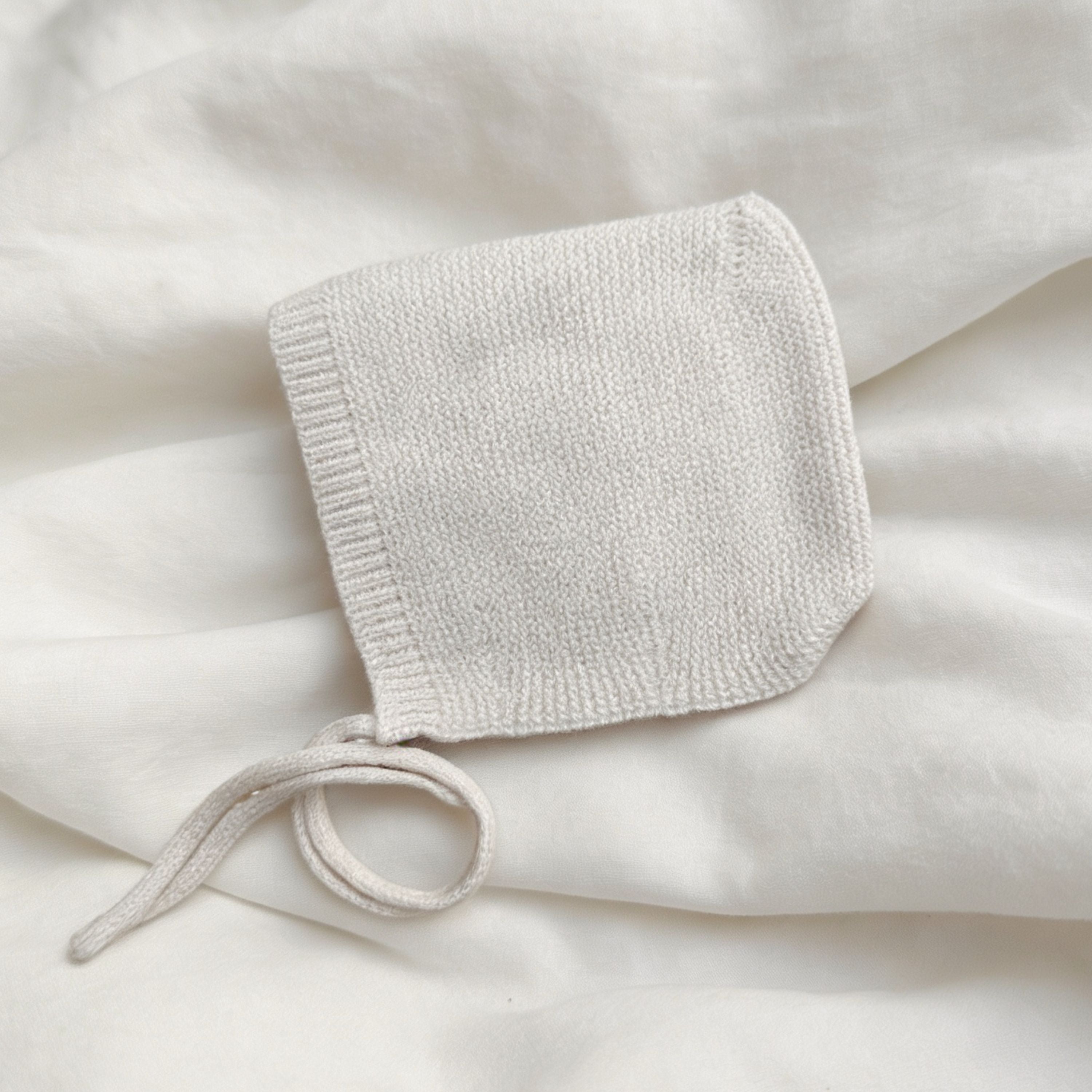 BABYMÜTZE IN CREME