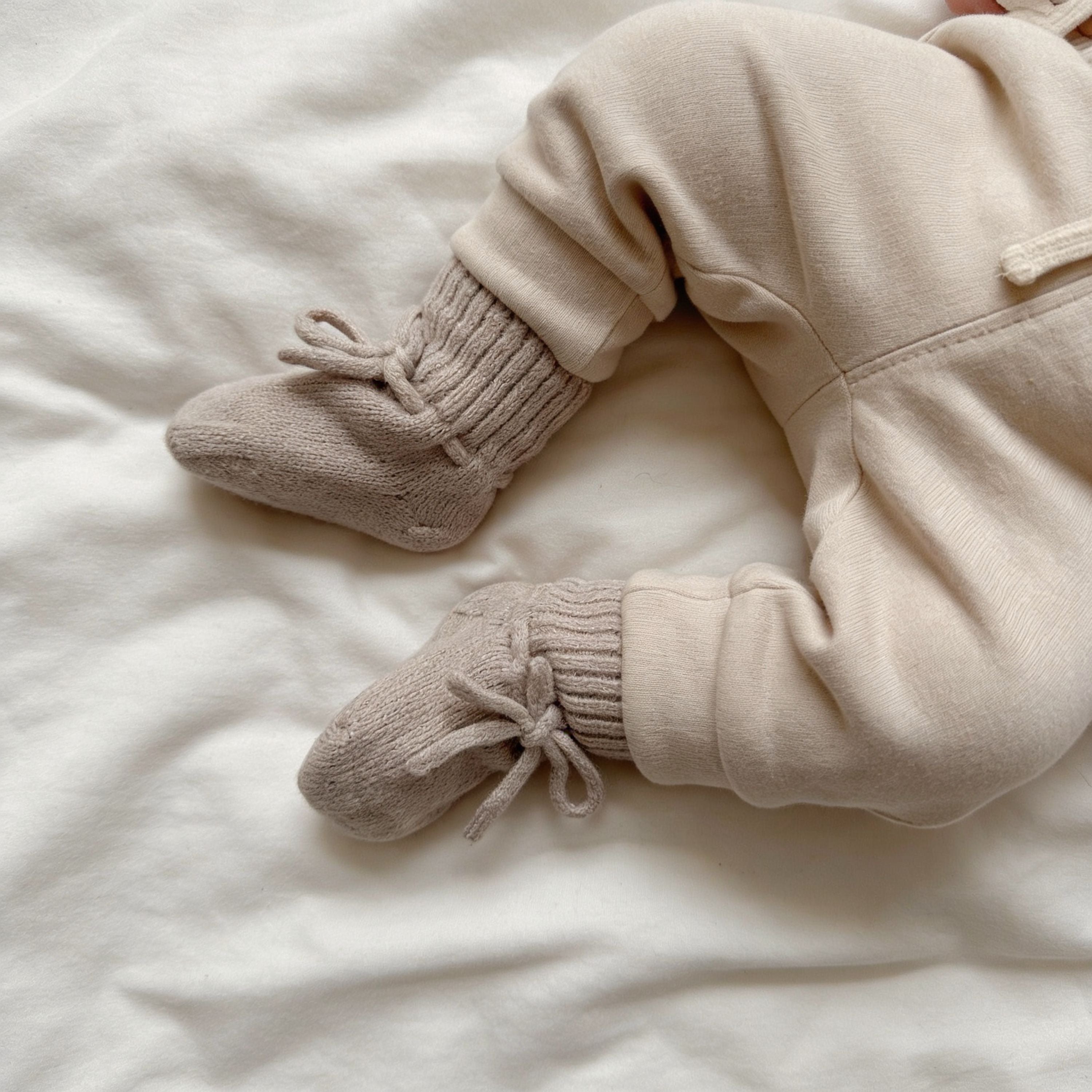 BABYSCHUHE IN SAND