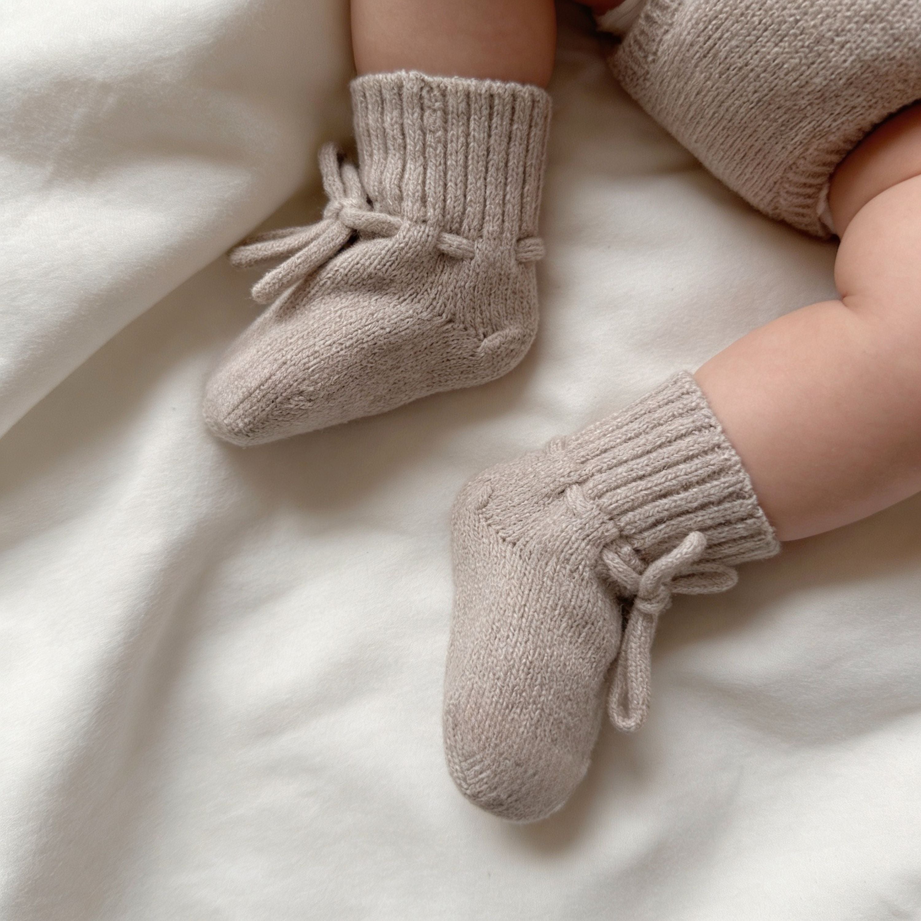 BABYSCHUHE IN SAND
