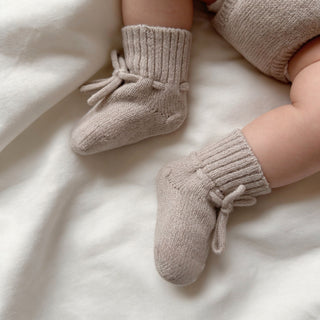 BABYSCHUHE IN SAND